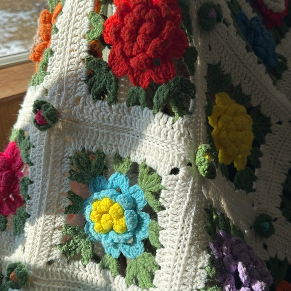 Beautiful hand crocheted blanket. 8’ x 6 1/2’. Look at the detail. - Picture 6 of 7